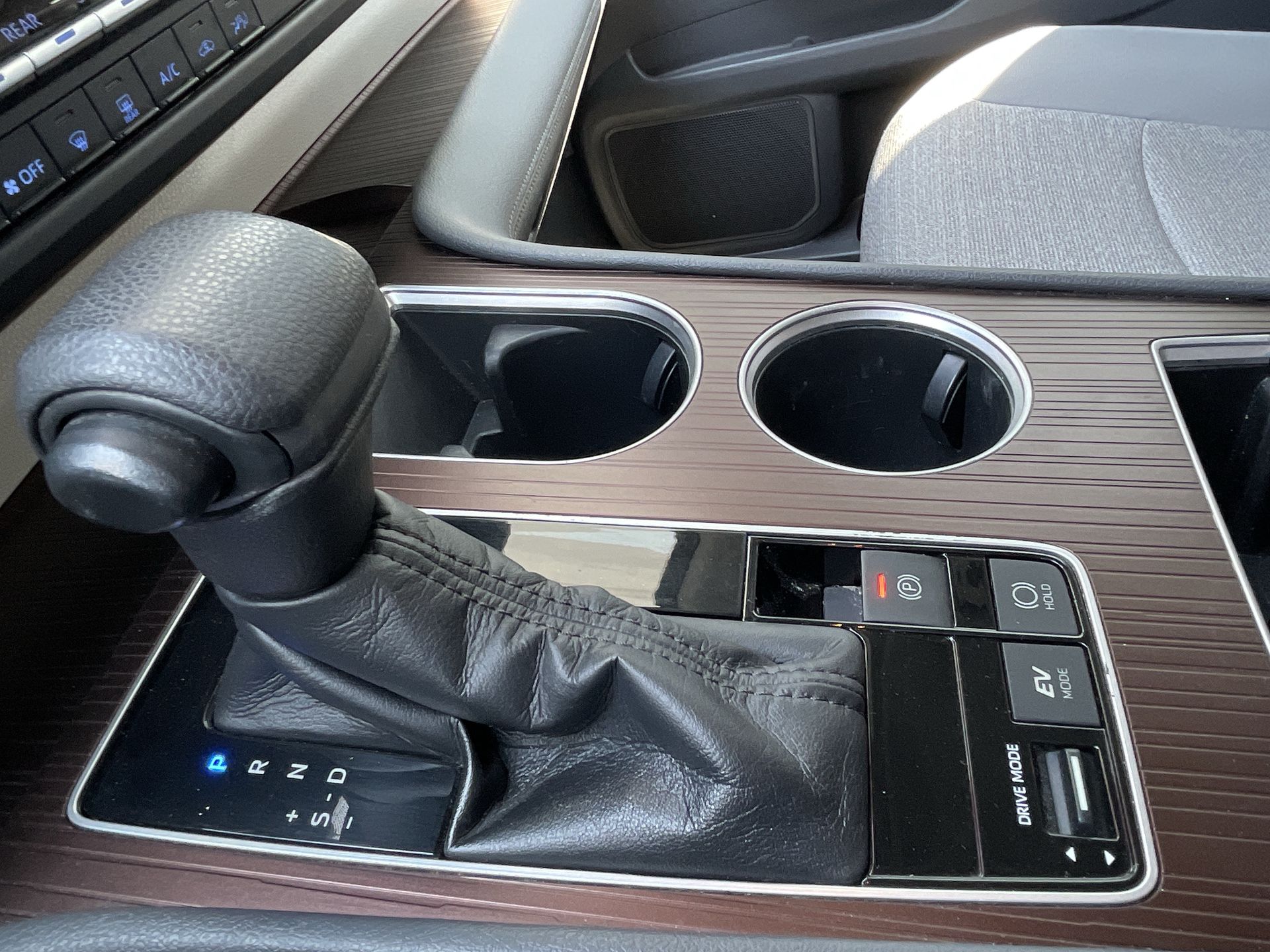 2022 Toyota SIENNA LE