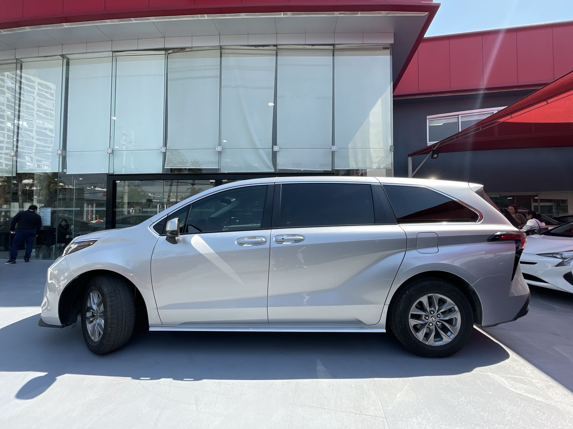 2022 Toyota SIENNA LE