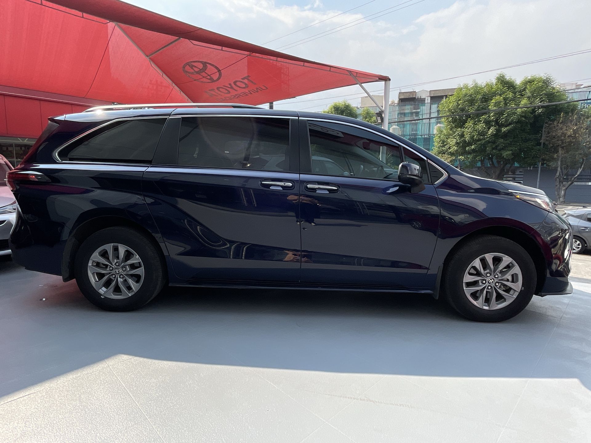 2022 Toyota SIENNA XLE
