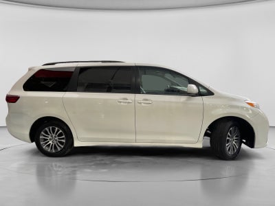 2019 Toyota SIENNA XLE