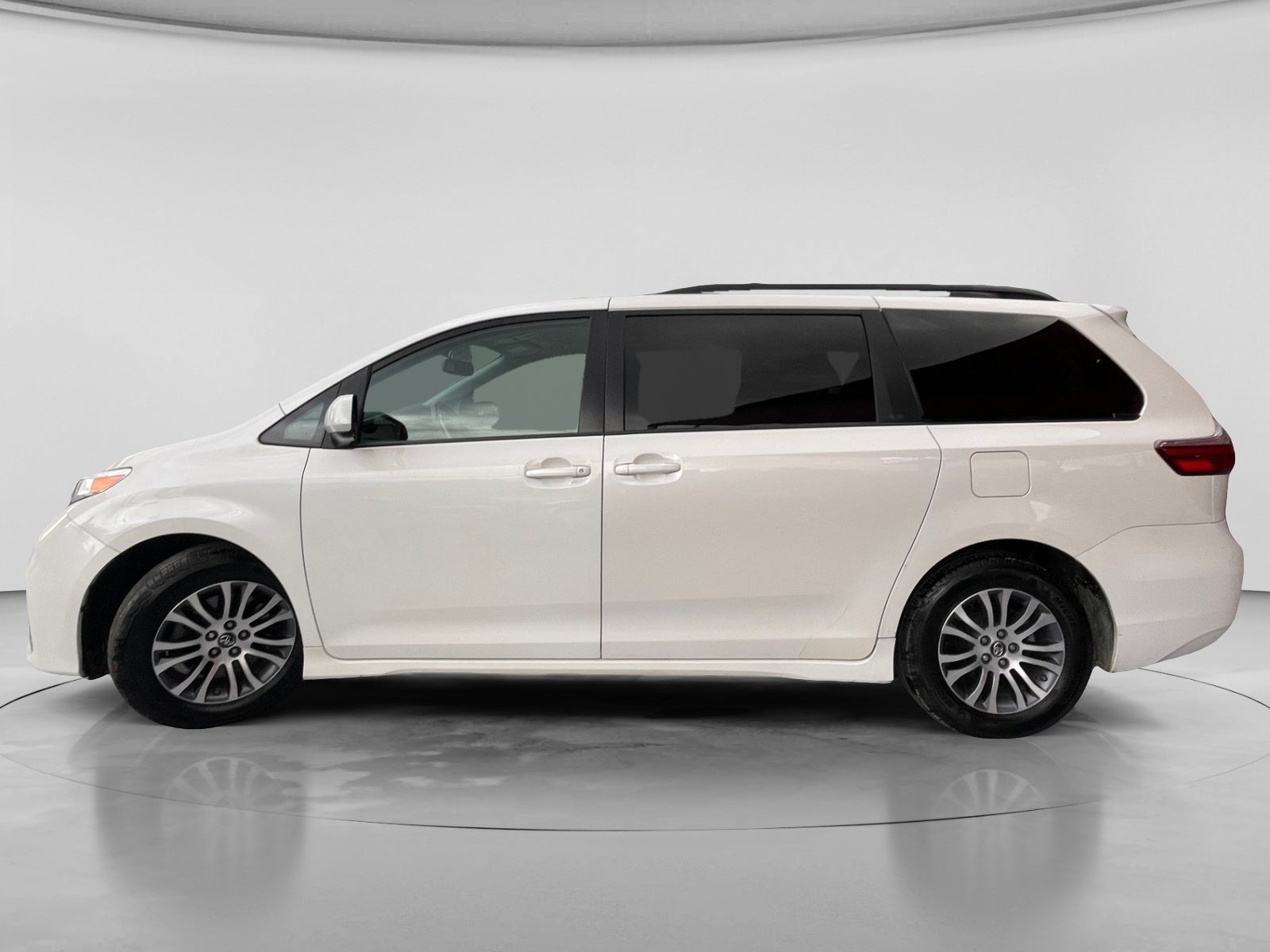2019 Toyota SIENNA XLE