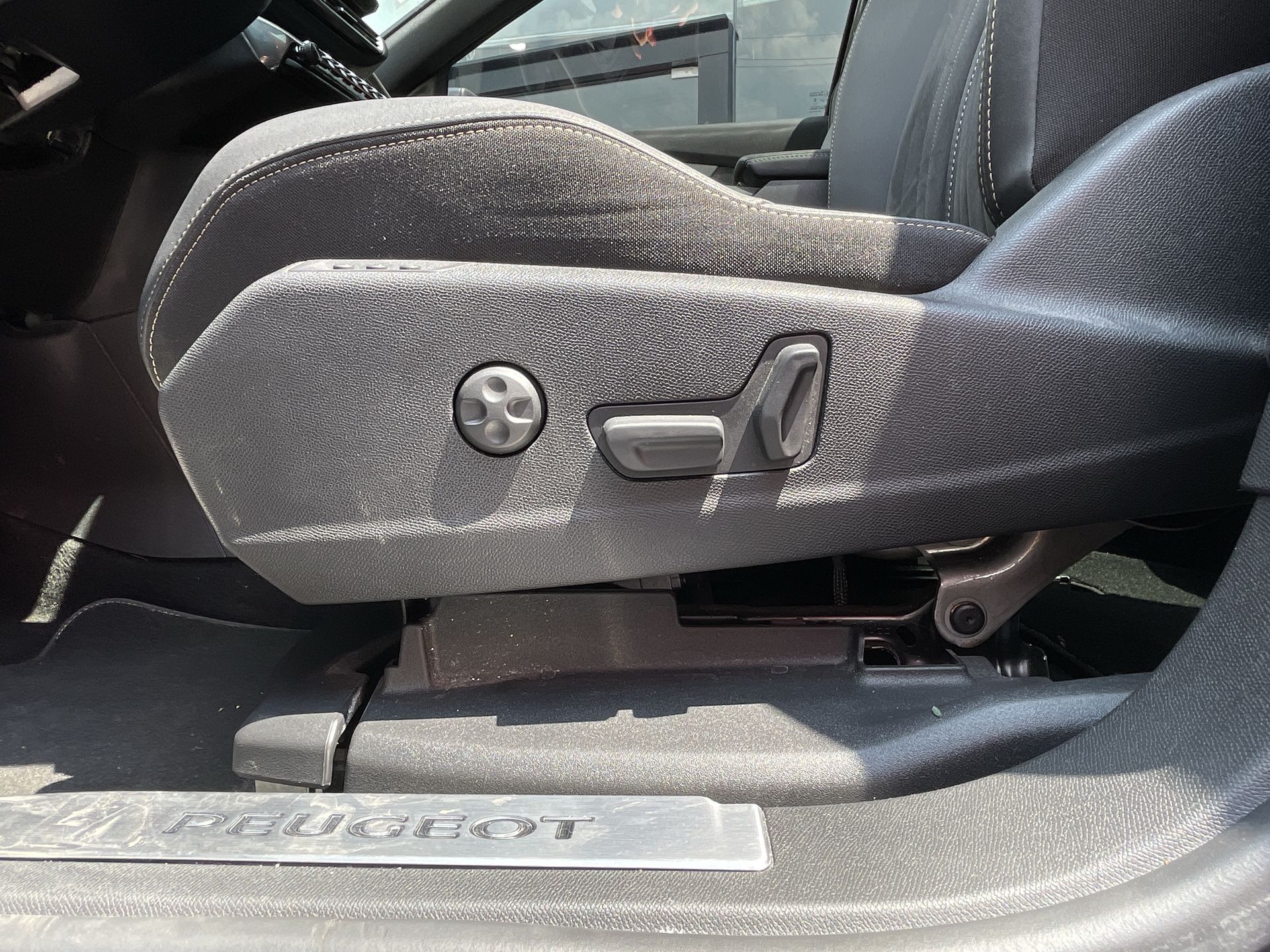 2025 PEUGEOT 3008 GT AUT