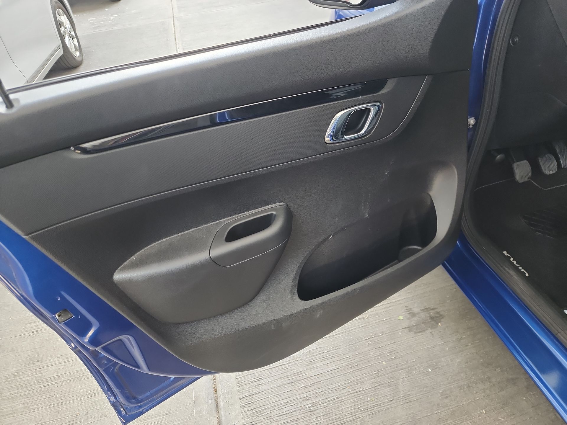 2025 RENAULT KWID ICONIC