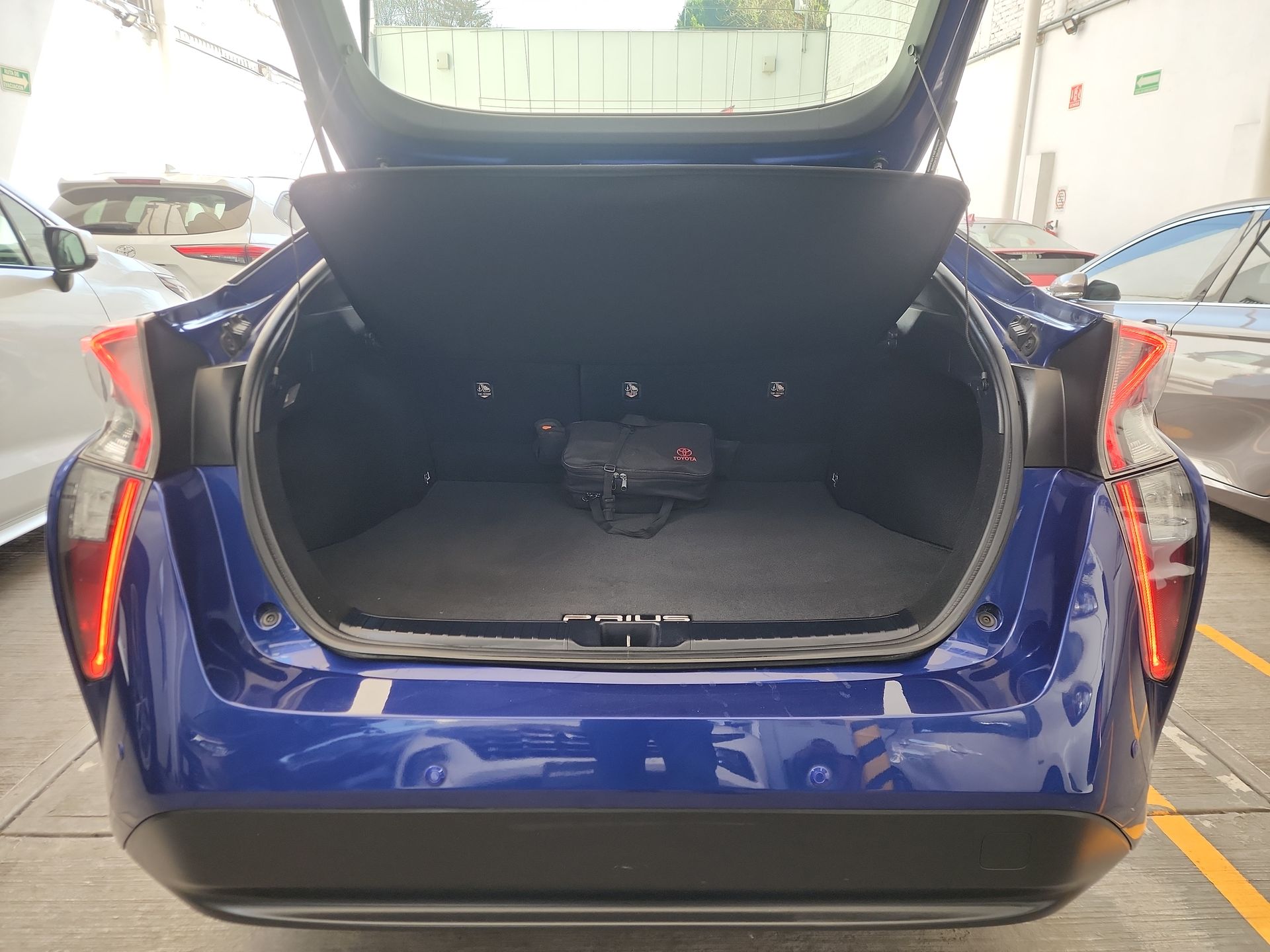 2016 Toyota PRIUS BASE CVT