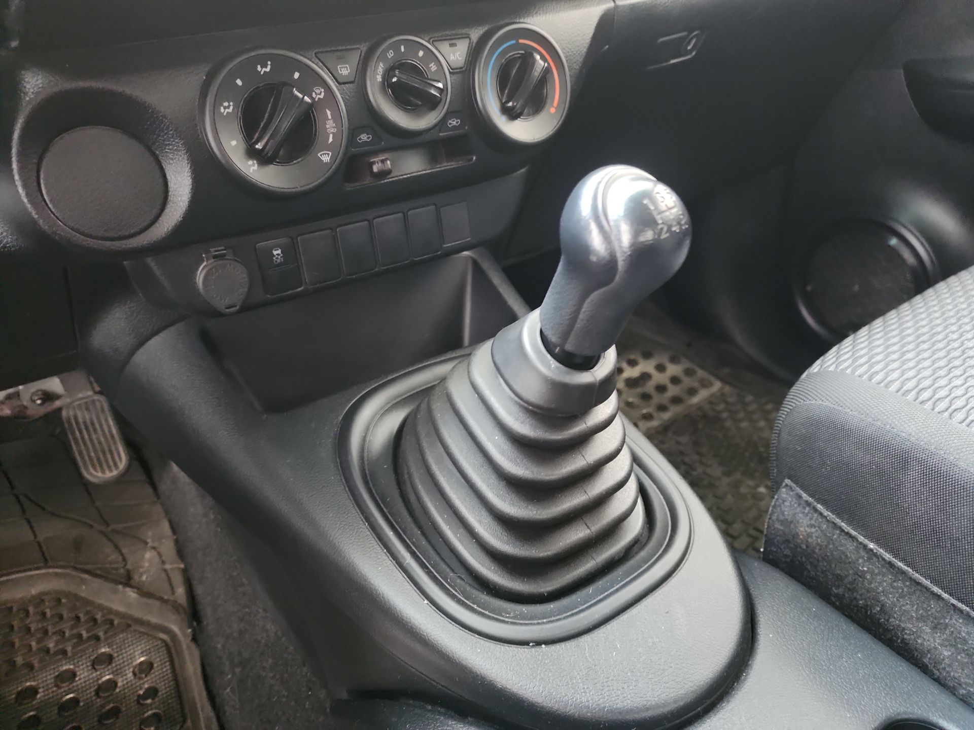 2024 Toyota HILUX C-CAB CHASIS