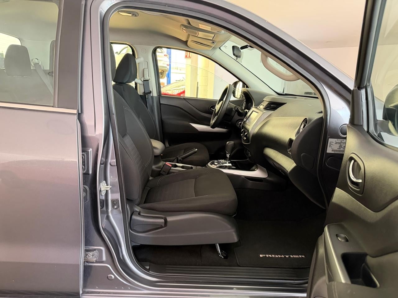 2023 Nissan FRONTIER LE TA 23