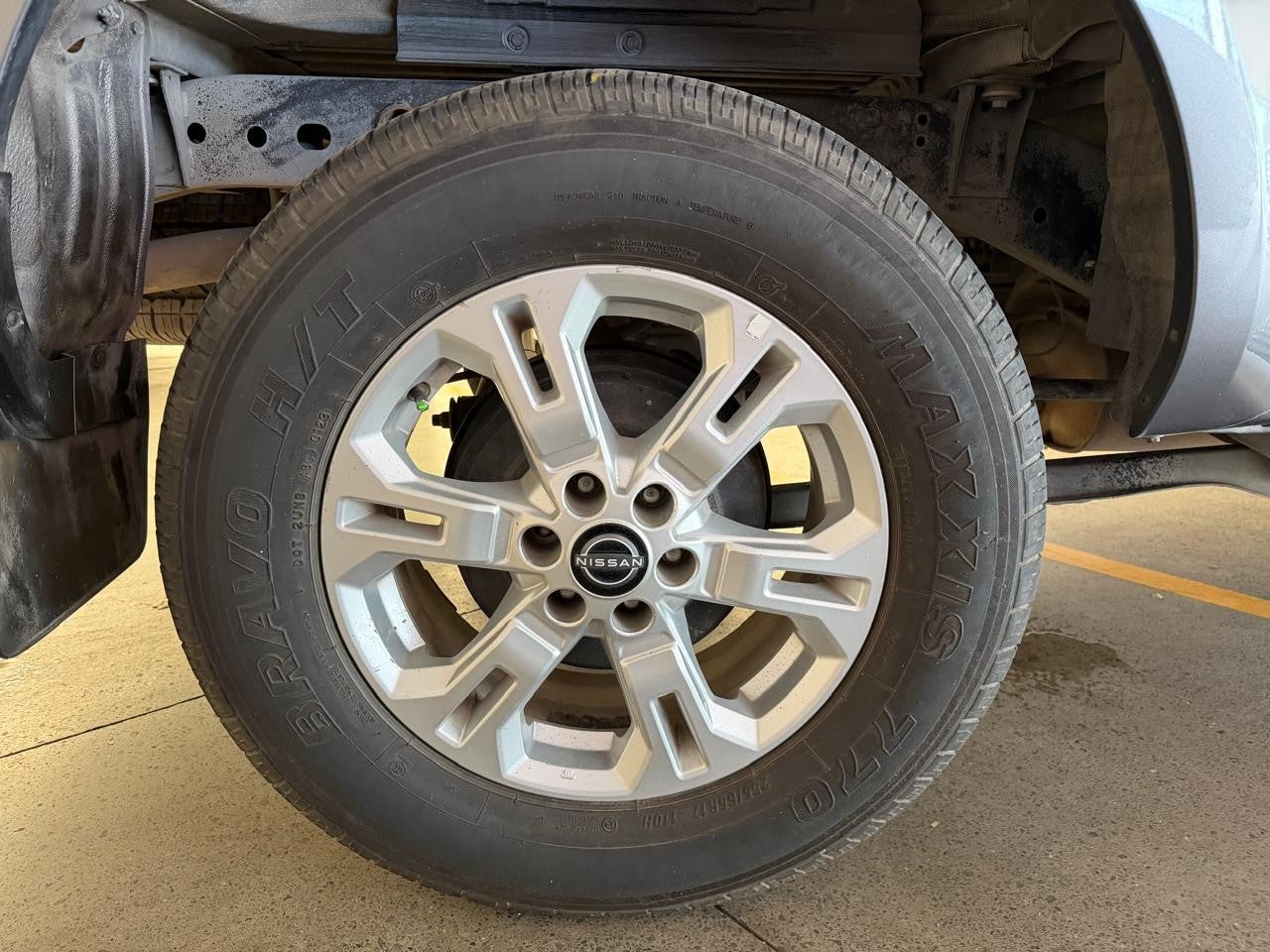 2023 Nissan FRONTIER LE TA 23