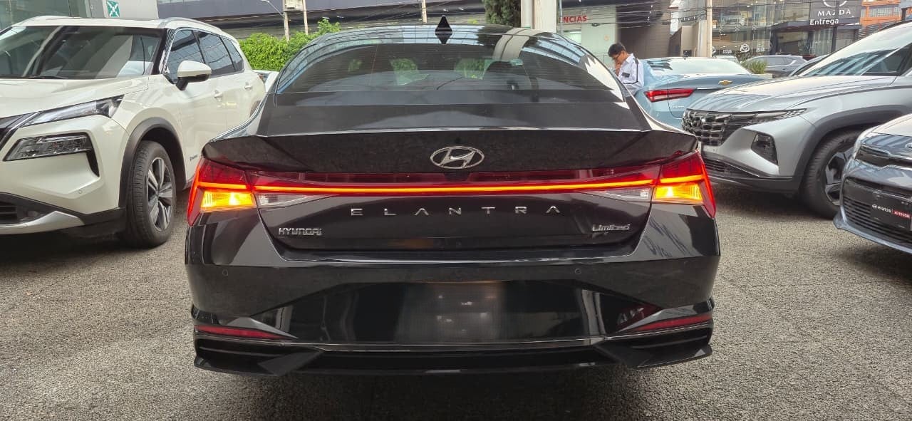 2023 Hyundai ELANTRA LIMITED TECH IVT