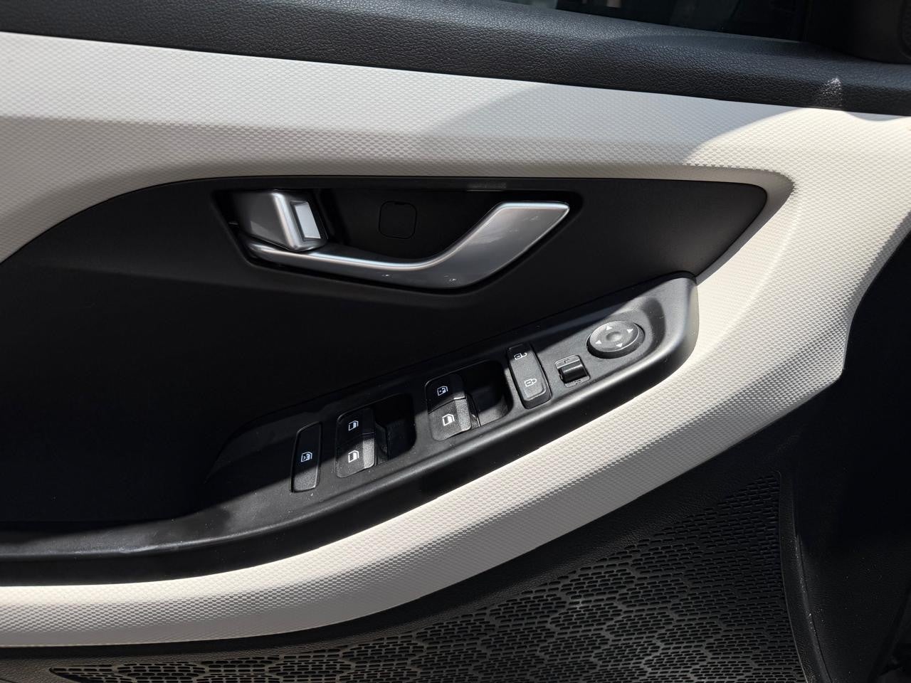 2023 Hyundai 700 GLS PREMIUM