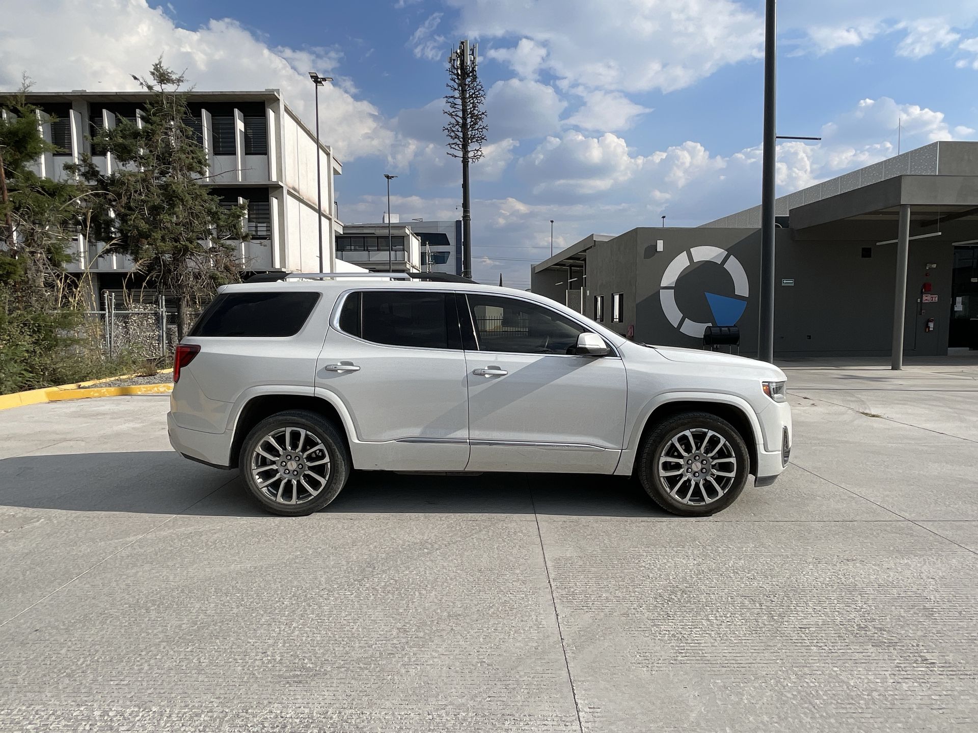 2023 GMC ACADIA DENALI G