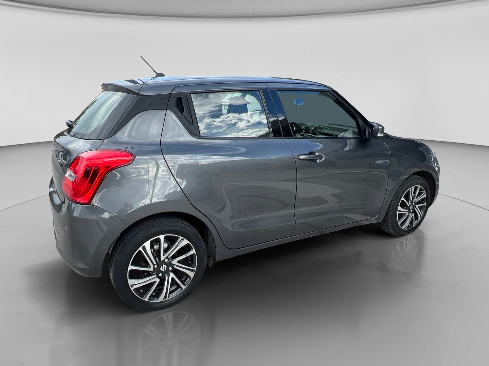 2022 SUZUKI SWIFT GLX 5MT