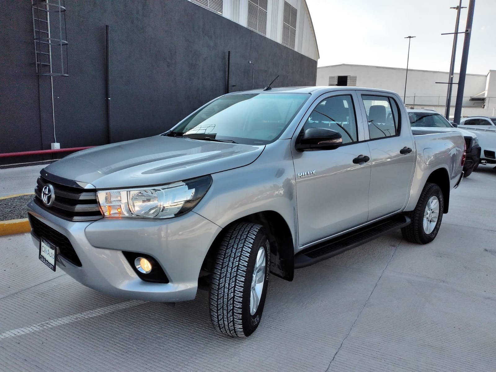 2020 Toyota HILUX D-CAB SR 5MT 4X2