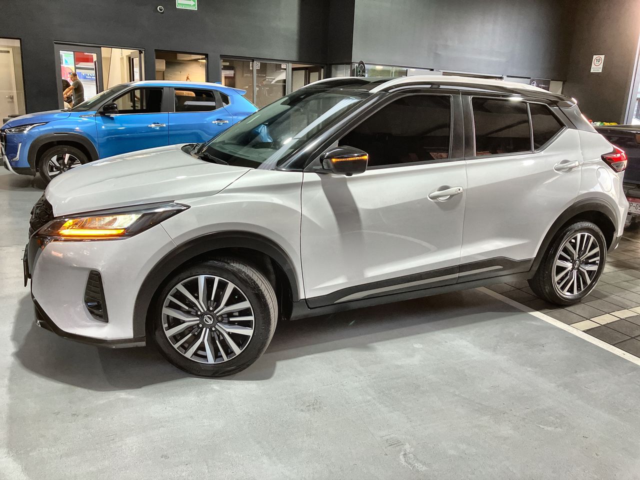 2021 Nissan KICKS PLATINUM BI-TONO 1.6 LTS CVT 21