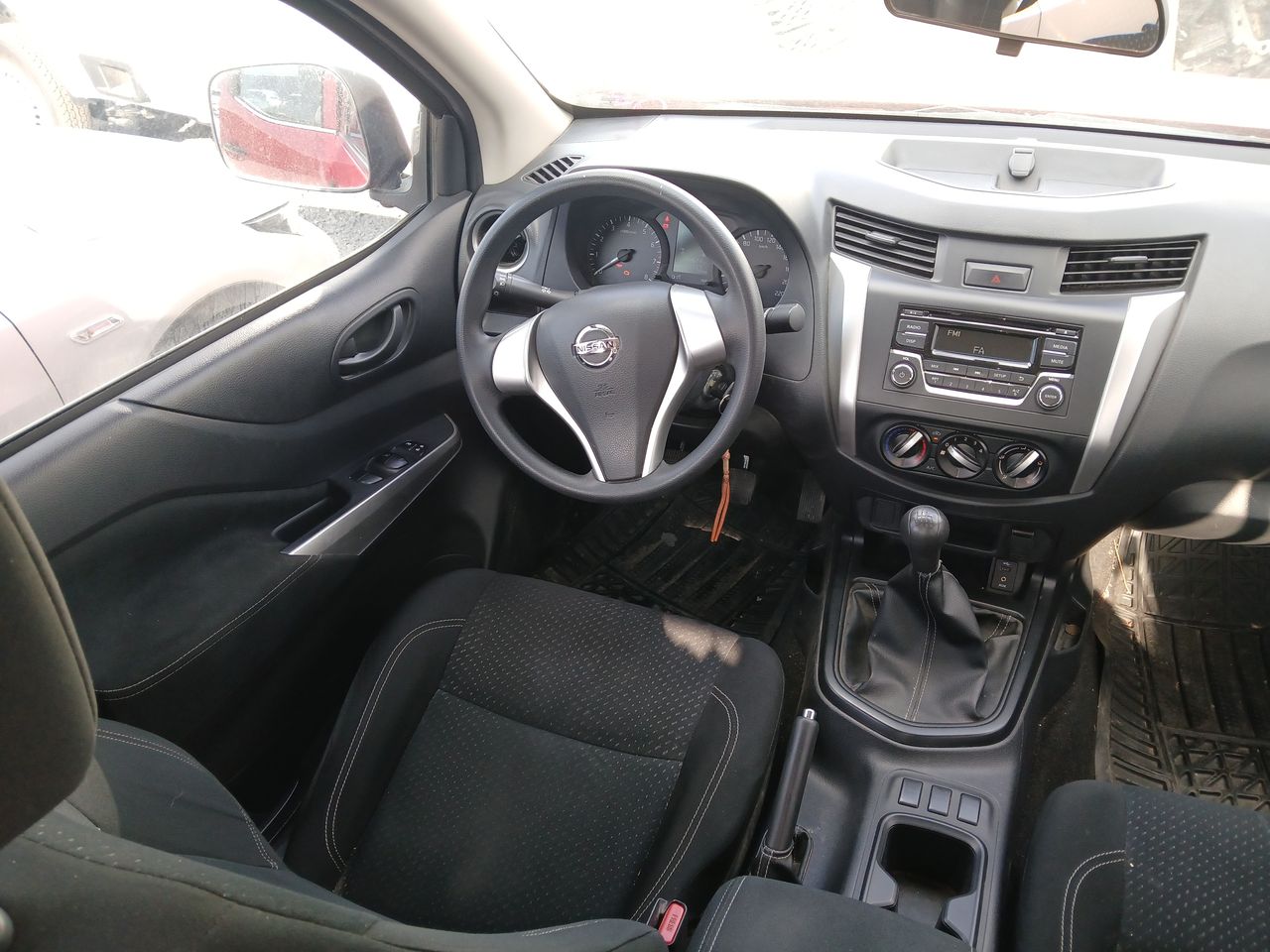 2020 Nissan NP300 DOBLE CABINA DOBLE CABINA SE TM AC PAQ SEG 6VEL