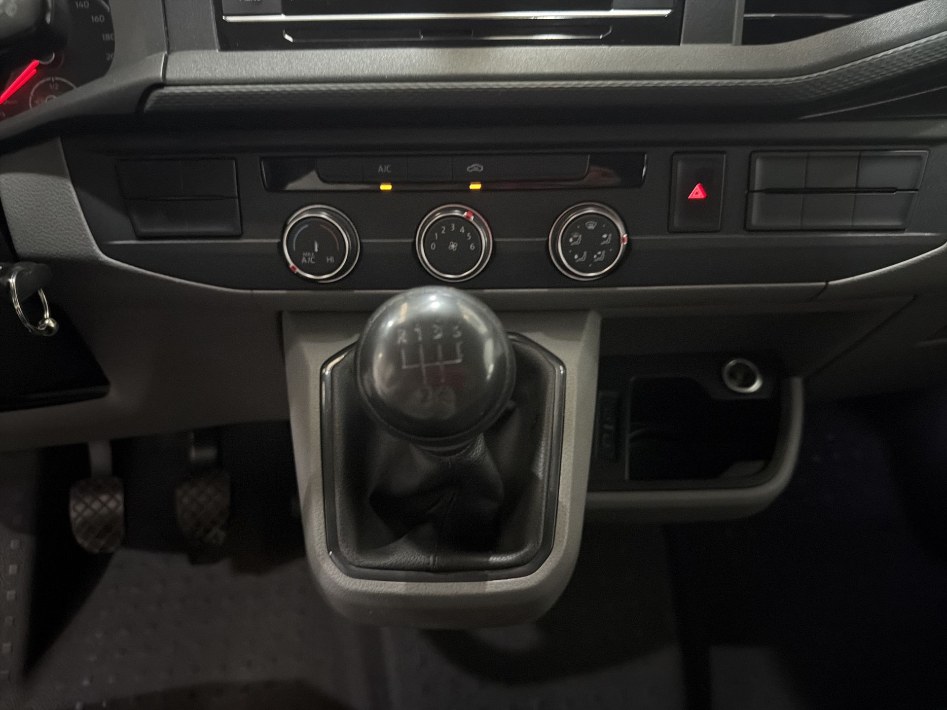 2022 Volkswagen TRANSPORTER DIESEL PANEL 6.1 CARGO VAN MT