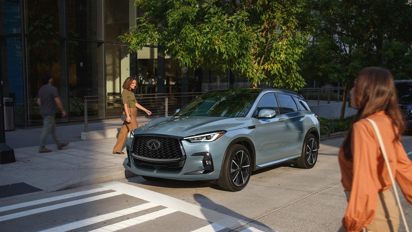 Nuevo INFINITI QX80 Autograph sobre carretera al atardecer