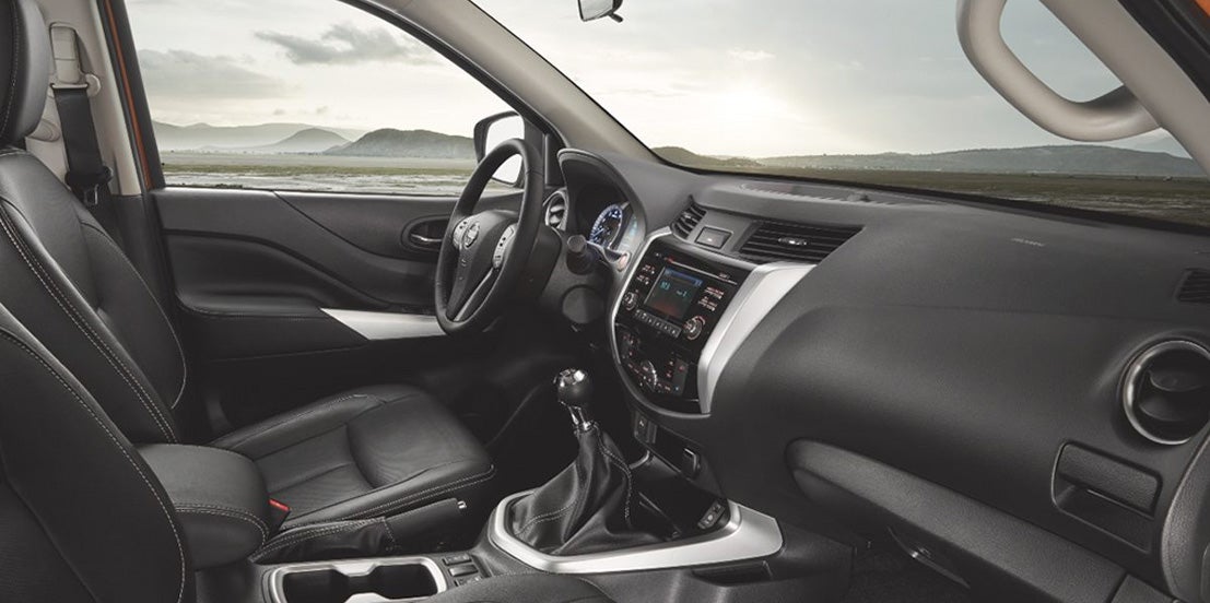 Nissan NP300 Frontier Interior4