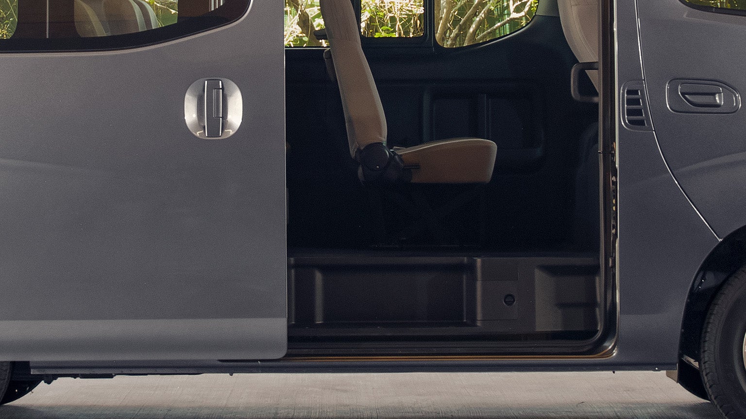 Nissan NV350 Exterior2